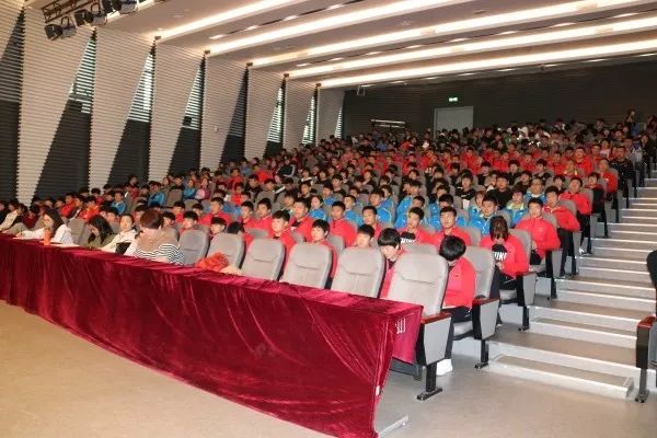 市体育局团委举办激励奋进无悔青春经验分享