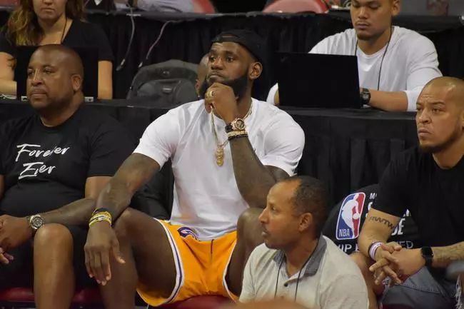 NBA 记者称火箭或续约卡培拉 詹姆斯首